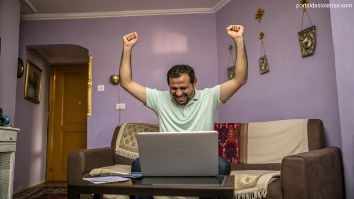 imagem de um homem comemorando a vitória na loteria em sua sala de estar